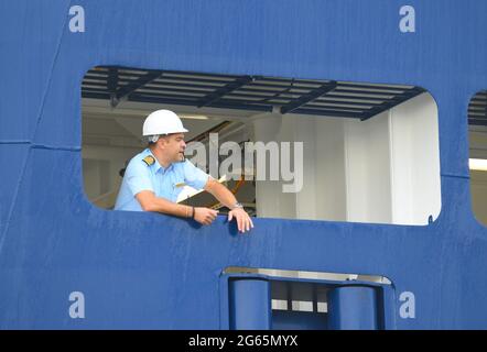 03/07/2021 lo Spirit of Discovery di Tilbury UK TORNA al terminal delle crociere internazionali di Londra dopo aver completato la sua crociera con il nuovo covid-19 re Foto Stock