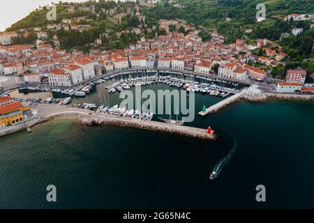 Porto della città di Pirano Slovenia, la città più bella del mare adriatico sloveno. Città vecchia storica grande baia e porto per pescatori e proprietari di barche Foto Stock