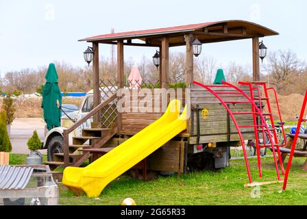 Vuoto parco giochi per bambini fatto di vecchia macchina sovietica Gaz Foto Stock