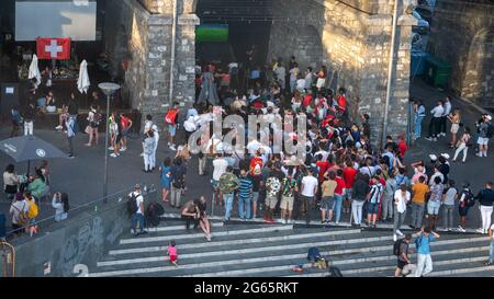 Losanna, Vaud Canton, Svizzera - 2 luglio 2021: Folla di persone che guardano la partita di calcio UEFA EURO 2020 Svizzera contro Spagna al bar all'aperto Foto Stock