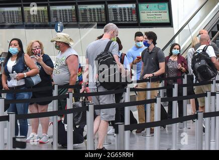 Orlando, Stati Uniti. 02 luglio 2021. I viaggiatori aspettano in fila per lo screening di sicurezza TSA all'Aeroporto Internazionale di Orlando quando inizia il fine settimana delle vacanze del 4 Luglio. Ci si aspetta che gli Americani viaggiino in numeri record durante la festa dell'Indipendenza. (Foto di Paul Hennessy/SOPA Images/Sipa USA) Credit: Sipa USA/Alamy Live News Foto Stock