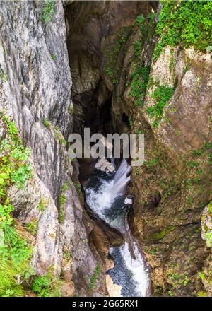 Parco nazionale di Skocjan in Slovenia. Ci sono molte cascate, rocce, intoccabile natura protetta. C'è il fiume che si chiama Reka. Reka in ingl Foto Stock