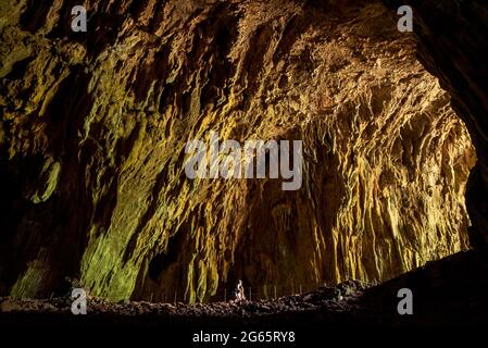 All'interno della grotta di skocjan in Slovenia. Incredibile sistema a doppia grotta. La prima parte è una grotta in pietra arenaria. L'altra parte è una grotta carsica su cui ha fiume Foto Stock