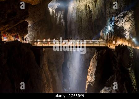 All'interno della grotta di skocjan in Slovenia. Incredibile sistema a doppia grotta. La prima parte è una grotta in pietra arenaria. L'altra parte è una grotta carsica su cui ha fiume Foto Stock