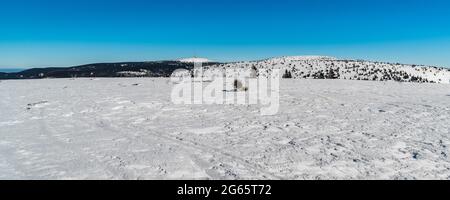 Inverno montagne Jeseniky con la più alta collina Praded da Jeleni hrbet collina sopra Jeleni studanka nella repubblica Ceca Foto Stock