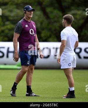 L'assistente dell'Inghilterra John Mitchell con Harry Randall durante una sessione di allenamento al Pennyhill Park, Bagshot. Data immagine: Sabato 3 luglio 2021. Foto Stock