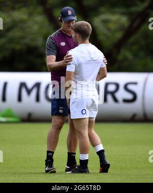 L'assistente dell'Inghilterra John Mitchell con Harry Randall durante una sessione di allenamento al Pennyhill Park, Bagshot. Data immagine: Sabato 3 luglio 2021. Foto Stock