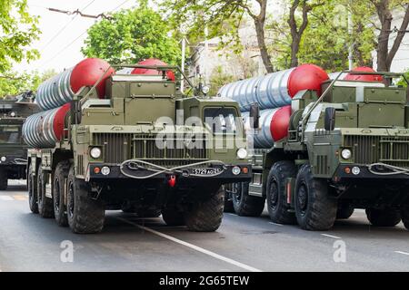 Sevastopol, Crimea - 5 maggio 2018: I sistemi missilistici S-300 sono in parata militare in onore del giorno della vittoria Foto Stock