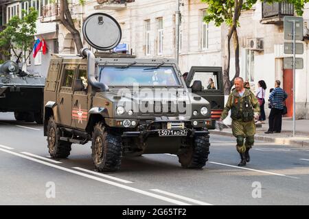 Sevastopol, Crimea - 5 maggio 2018: L'auto militare Iveco LMV si trova su una strada. Questo veicolo Light Multirole è un veicolo tattico 4WD in servizio con Th Foto Stock