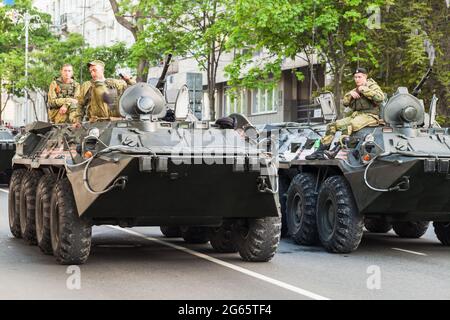 Sevastopol, Crimea - 5 maggio 2018: BTR-80 con soldati dell'esercito russo. Si tratta di un vettore di personale armato anfibio gommato 8×8 progettato in URSS Foto Stock