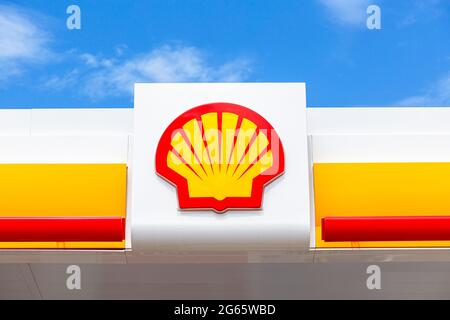 Samara, Russia - 2 luglio 2021: Cartello della stazione di servizio Shell contro il cielo blu. Stazione di alimentazione V Shell Foto Stock