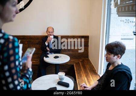 Washington, Stati Uniti. 02 luglio 2021. OLAF Scholz (SPD), ministro delle finanze tedesco, attende con le donne dipendenti in un bar prima di incontrare il segretario del Tesoro americano Yellen presso il Dipartimento del Tesoro degli Stati Uniti. Il Ministro delle finanze tedesco Scholz si trova a Washington per un viaggio di tre giorni. È la sua prima visita negli Stati Uniti d'America (USA) da quando la nuova amministrazione del presidente degli Stati Uniti Biden ha assunto l'incarico. Credit: Bernd von Jutrczenka/dpa/Alamy Live News Foto Stock