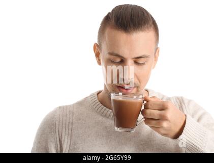 Bell'uomo che beve cacao caldo su sfondo bianco Foto Stock