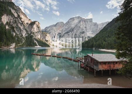 Alla scoperta delle Dolomiti nel Nord Italia - Lago di Braies (Pragser Wildsee) in Tirolo Foto Stock