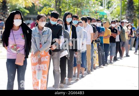 Phnom Penh. 2 luglio 2021. Il 2 luglio 2021, le persone si allineano per i vaccini COVID-19 in un sito di inoculazione a Phnom Penh, Cambogia. Credit: Phearum/Xinhua/Alamy Live News Foto Stock