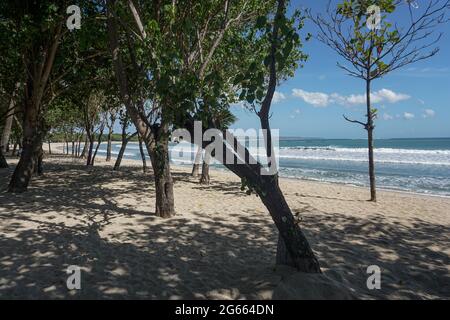 Badung, Bali, Indonesia. 3 luglio 2021. Kuta Beach visto vuoto durante il marciapiede. La famosa spiaggia di Bali Kuta è chiusa durante il primo giorno dell'implementazione della restrizione delle attività comunitarie di emergenza (PPKM) di Java e Bali. Il governo centrale indonesiano deve imporre la PPKM emergente dal 3 al 20 luglio 2021, per ridurre gli ultimi massicci picchi di Covid-19. Credit: Dicky Bisinglasi/ZUMA Wire/Alamy Live News Foto Stock