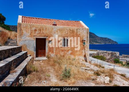 Isola Spinalonga, vista dal villaggio di Plaka, Creta, Grecia Foto Stock