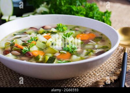 Zuppa di verdure con filetto di pollo in ciotola su un tavolo rustico in legno. Foto Stock