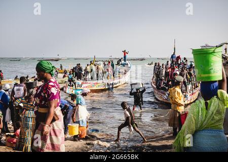 Mbour spiaggia in Senegal - molte barche di ritorno dal mare con pesce Foto Stock