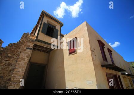 Abbandonata vecchia fortezza ed ex colonia di lebbrosi, isola Spinalonga, Creta, Grecia. Vecchi edifici in rovina, abbandonati alla fine degli anni '50. "Isola maledetta" Foto Stock