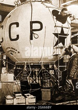 CCP 1 / URSS 1 1934 . Una vecchia foto della stampa del pallone russo da record stratosfera (abitacolo) che è salito a 11.5 miglia, stabilendo un record per una mongolfiera piena di idrogeno. Il suo comandante fu Georgy Prokofiev (1902-1939). L'equipaggio era composto da Prokofiev, Konstantin Godunov e dal co-pilota Ernst Birnbaum. L'aria Sovietica forza palloncino ad alta quota con un equipaggio di tre eseguito studi scientifici sulla stratosfera della Terra. Un altro, Osoaviakhim-1, più tardi si schiantò sulla discesa, uccidendo tre persone. Foto Stock