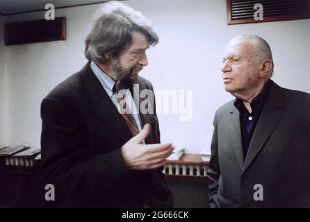 I politici rumeni Eugen Mihaescu (sinistra) e Silviu Brucan (destra) a Bucarest, 1990. Foto Stock