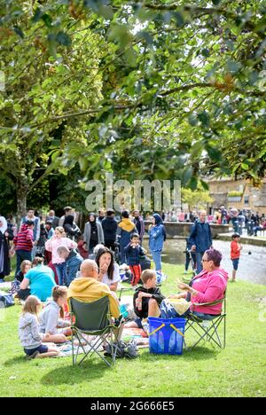 Scene nel villaggio di Cotswold di Bourton-on-the-Water che ha sperimentato numeri di visitatori senza precedenti durante la pandemia di Coronavirus, agosto 2020 Foto Stock