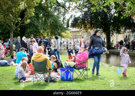 Scene nel villaggio di Cotswold di Bourton-on-the-Water che ha sperimentato numeri di visitatori senza precedenti durante la pandemia di Coronavirus, agosto 2020 Foto Stock