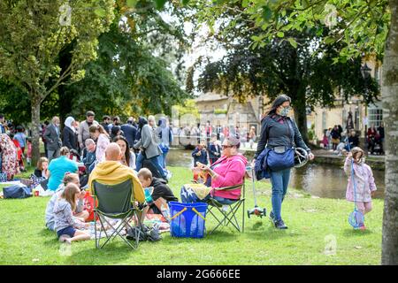 Scene nel villaggio di Cotswold di Bourton-on-the-Water che ha sperimentato numeri di visitatori senza precedenti durante la pandemia di Coronavirus, agosto 2020 Foto Stock