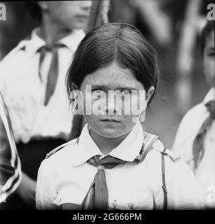 Un 'Pioneer'- studente di scuola elementare che indossa l'uniforme standardizzata nella Romania comunista negli anni '70. Foto Stock