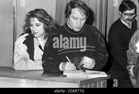 Bucarest, Romania, 1990. Mihai Stanescu (1939-2018) firma un autografo al lancio del suo libro ' acum nu e momentul '. Foto Stock