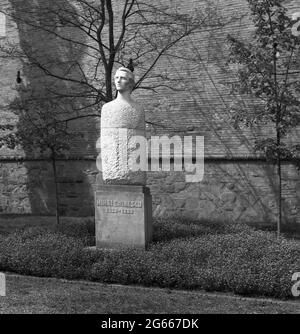 Un busto del poeta rumeno Mihai Eminescu Foto Stock