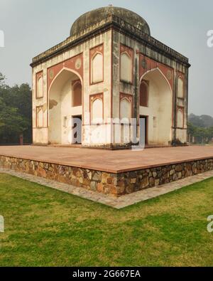 Una tomba all'interno del complesso del vivaio sotto ristrutturazione a Nuova Delhi, India in una giornata invernale nuvolosa e fredda. Foto Stock