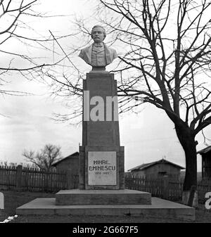 Un busto del poeta rumeno Mihai Eminescu Foto Stock