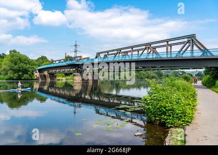 Ponte pedonale di Dahlhausen, ponte ferroviario vecchio, confine con la città di Essen/Bochum, Ruhr, Essen, NRW, Germania, Foto Stock