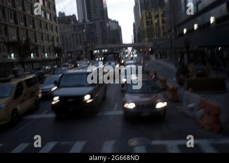 Traffico a New York al crepuscolo. Foto Stock