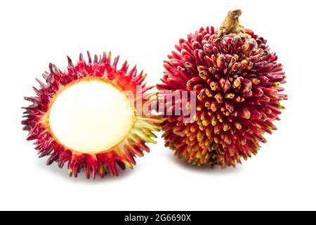 Pulasan, Nephelium mutabile o Nephelium ramboutan-ake isolato su sfondo bianco: Frutta in asia paese tropicale Foto Stock