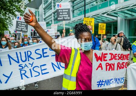 Londra, Regno Unito. 3 luglio 2021. NHS 73rd compleanno - protesta per la giustizia salariale NHS, la sicurezza dei pazienti e la fine della privatizzazione. La marcia è iniziata presso l'UCH (University College London Hospitals NHS Foundation Trust) e si è conclusa in Piazza del Parlamento. Credit: Guy Bell/Alamy Live News Foto Stock