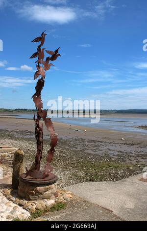 Scultura in metallo dell'artista locale Ray Schofield a Sunderland Point con vista sul fiume Lune verso Lancaster a bassa marea. Foto Stock