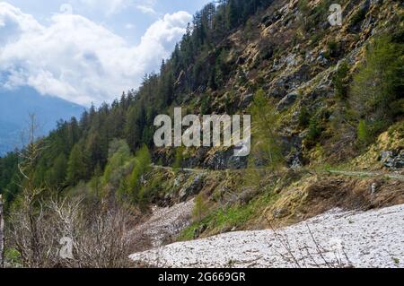 Escursioni in Val D'Ayas, Valle D'Aosta Italia. All'inizio di giugno una slitta da neve copriva interamente il percorso escursionistico Foto Stock