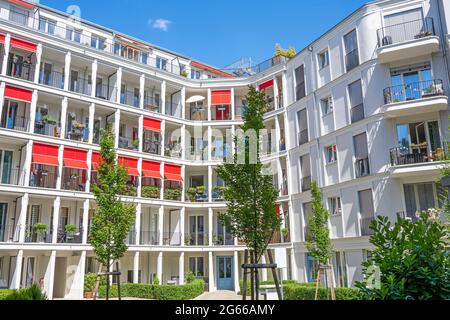 Moderno edificio di appartamenti con un bel cortile visto a Berlino, Germania Foto Stock