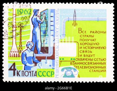 MOSCA, RUSSIA - 22 MARZO 2020: Francobollo stampato in Unione Sovietica mostra Comunicazioni e Statistiche, risoluzioni del 22° Partito Comunista Congre Foto Stock