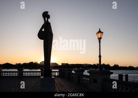 Sagoma della statua di Minerva e un lampione nel centro di Anversa, Belgio. Minerva era la Dea Romana di saggezza e guerra strategica. Foto Stock