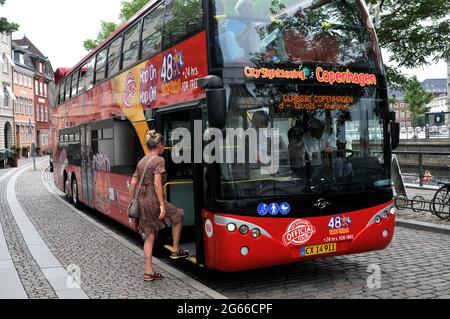 Copenaghen, Danimarca. 03 luglio 2021, Hop-on Hop-of-Sight autobus in azione per turisti stranieri e locali nella capitale danese. (Foto..Francis Josep Foto Stock