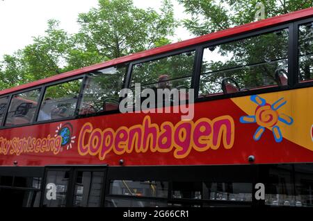 Copenaghen, Danimarca. 03 luglio 2021, Hop-on Hop-of-Sight autobus in azione per turisti stranieri e locali nella capitale danese. (Foto..Francis Josep Foto Stock