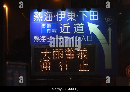 Atami, Giappone. 3 luglio 2021. Un'esposizione del traffico indica la chiusura di un'autostrada a pedaggio a seguito di una massiccia frana nella città di Atami, prefettura di Shizuoka, Giappone, 3 luglio 2021. Due persone erano temute morti e circa 20 sono rimasti dispersi sabato a seguito di una massiccia frana innescata da pioggia torrenziale nel Giappone centrale, le autorità locali hanno detto. Il disastro si è verificato a circa 10:30 ora locale nella città di Atami nella prefettura di Shizuoka a sud-ovest di Tokyo, mentre le forti precipitazioni hanno spazzato le aree lungo la costa del Pacifico nel Giappone centrale e orientale. Credit: Hua Yi/Xinhua/Alamy Live News Foto Stock