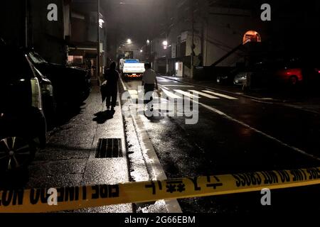 (210703) -- ATAMI, 3 luglio 2021 (Xinhua) -- Foto scattata il 3 luglio 2021 mostra una zona cordonata-fuori accessibile solo ai residenti locali circa un chilometro di distanza da un luogo di incidente fangslide nella città di Atami, prefettura di Shizuoka, Giappone. Due persone erano temute morti e circa 20 sono rimasti dispersi sabato a seguito di una massiccia frana innescata da pioggia torrenziale nel Giappone centrale, le autorità locali hanno detto. Il disastro si è verificato a circa 10:30 ora locale nella città di Atami nella prefettura di Shizuoka a sud-ovest di Tokyo, mentre le forti precipitazioni hanno spazzato le aree lungo la costa del Pacifico nel Giappone centrale e orientale. Foto Stock