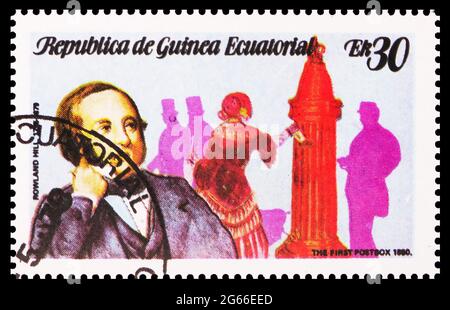 MOSCA, RUSSIA - 22 MARZO 2020: Francobollo stampato in Guinea Equatoriale mostra Sir Rowland Hill (1795-1879), Sir Rowland Hill, Death Centary (i) se Foto Stock