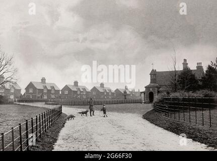 Una vista del tardo 19 ° secolo di un guardiano del villaggio modello sulla proprietà di Sandringham House a Norfolk, Inghilterra, una casa privata della famiglia reale, che si erge su 20,000 acri. Re Edoardo VII stabilito i giardini ornamentali e di cucina sono stati stabiliti, impiegando oltre 100 giardinieri al loro picco, da qui il personale cottage e una scuola, una canonica e una clubhouse del personale. Foto Stock