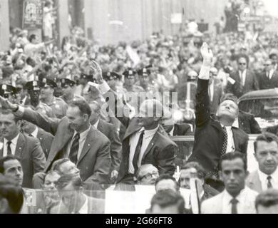 New York City accoglie gli astronauti dell'Apollo 11 (13 agosto 1969) New York City accoglie i tre astronauti dell'Apollo 11, Neil A. Armstrong, Michael Collins, e Buzz Aldrin, Jr. In una doccia di nastro ticker lungo Broadway e Park Avenue, in una sfilata chiamata al tempo come il più grande nella storia della città. Foto Stock